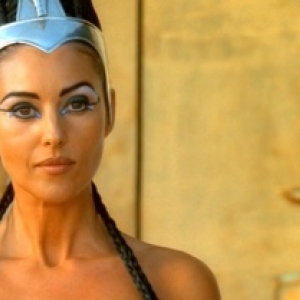 Monica Belluci, dans le role de Cleopatre, en 2002? "Magritte d Honneur" 2020