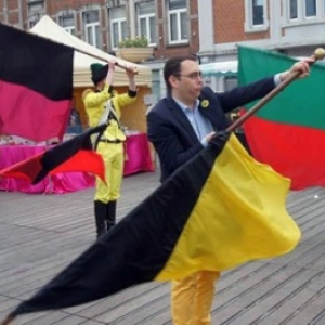 Le Bourgmestre de Namur, Maxime Prevot, jouant du drapeau au sein des "Alfers" (c) "Folknam"