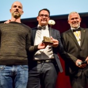 La "Gaillarde d Argent" 2019, au "Theatre de Namur", de g. a d., Gaetan Libertiaux, le directeur artistique du "KIKK Festival", Gilles Bazelaire, le directeur, et Eric Adam, le president du "Comite Central de Wallonie" (c) "Belga"