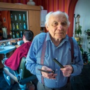 Emile, 84 ans, Coiffeur depuis 70 ans (c) Jacques Duchateau/"L Avenir"