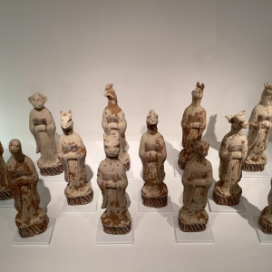 12 figurines funéraires en terre cuite © "Ming-k'i Gallery"