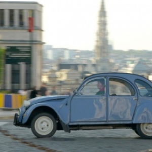 En 2 CV, à Bruxelles, dans "Ni Juge, ni Soumise"