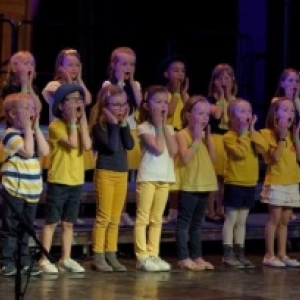 L un des groupes des 600 jeunes choristes des "Clac sons" (c) Bernard Rie/"L Avenir"