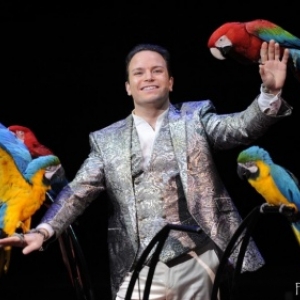 "Alessio" (Italie), avec "Tortuga", originaire d Amazonie, et autres amis a plumes (c) Martine Simon