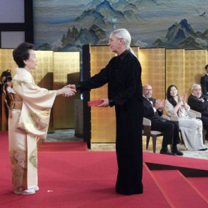 A Tokyo, remise du « Praemium Imperiale » à Anne Teresa De Keersmaeker, par Son Altesse Impériale la Princesse Hanako Masahito de Hitachi © Photo : « The Japan Art Association/The Sankei Shimbun »