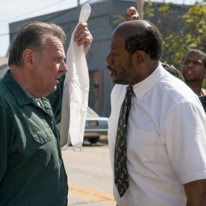 Le chef local du « Klan » et le révérend Kennedy, dans « Burden » (Andrew Heckler)