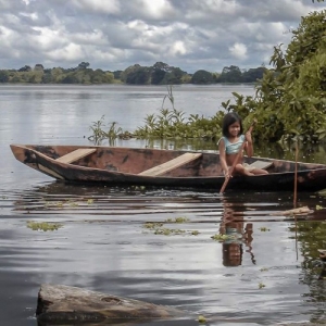 En pirogue chez les Ticuna