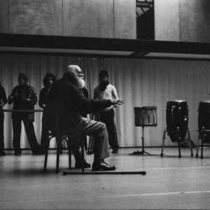 Fernand Schirren donnant son cours de percussions © Francine D'Hulst