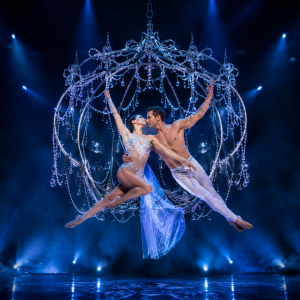 Un duo aérien et un lustre de cristal © Ph. : « Luc Petit Création »/« Les Nocturnales »