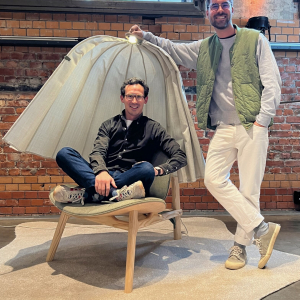 Quentin Taymans testant le confort de son fauteuil "Shanti" © Photo : "Inner Design"