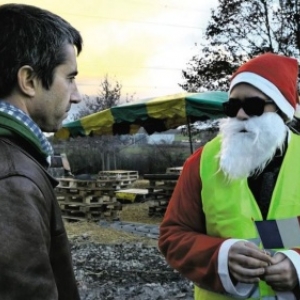  François Ruffin, aux cotes d un gilet jaune à barbe blanche et bonnet rouge (c) "Jour2fete"