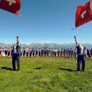 Des lanceurs suisses en action dans leur superbe decor alpin (c) "Amo-Games"