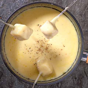 Une fondue au fromage de Gruyère, dans le chalet-restaurant « La Gruyère »