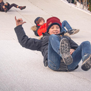 Piste de luges, sur la place Saint-Lambert ⓒ Châtel/Photo : « Shootlux »