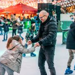 La patinoire de Noël, sur la place Cathédrale ⓒ « Liège, Cité de Noël »