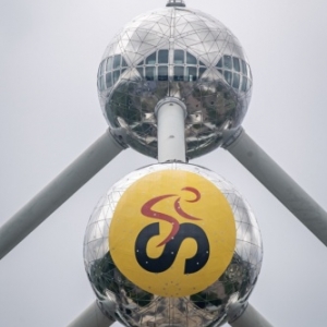 Logo geant (15 m x 15 m) sur l Atomium (c) Eric Danhier