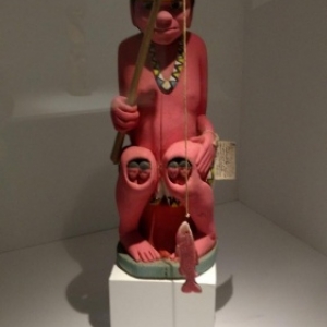 Le dieu Ngutapa et ses genoux laissant apparaitre quatre enfants (c) "MUM"