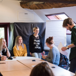 Développement de l’esprit critique au sein d’un « Atelier citoyen » © « FIFF Campus »