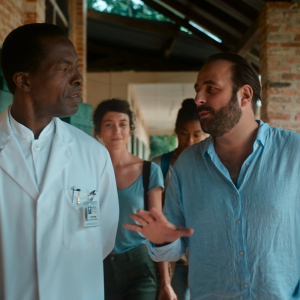 « Prix du Public Long Métrage » : Isaach de Bankolé (D. Mukwege) & Vincent Macaigne (G.-B. Cadière), pour « Muganga. Celui qui soigne » (Marie-Hélène Roux) © « L’Atelier d’Images »