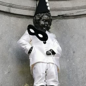 En "Pierrot" pour l'inauguration dela Foire © Photo : "Les Amis de Manneken Pis"