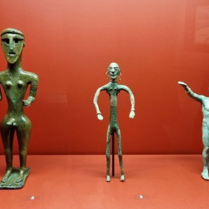 Figurines rituelles © Ph. : S. Crew/« The Bulletin »