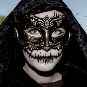 Ophélie Mannoy, dans le rôle du « Masque de Fer » © « CAC »