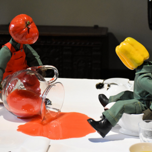 Deux « Minitos » à table © Jean-François Fourtou © "Utopia"/"Hospice Comtesse"