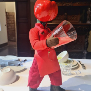 Un « Minitos » à table © Jean-François Fourtou © "Utopia"/"Hospice Comtesse"