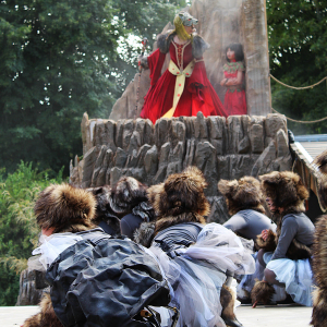 Eduqué parmi les loups © « Luc Petit Création » © Photo : Laurence Delbart