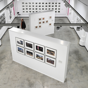 Vue panoramique de la salle principale : "Histoires en Séries" © Col. A. de Schooten © Ph. Salle : FDM