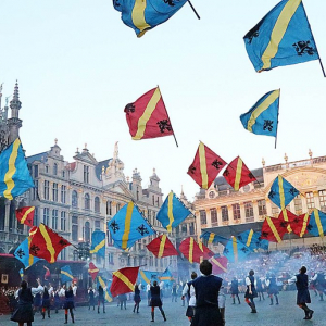 Toute la dextérité des lanceurs de drapeaux © « Ommegang »