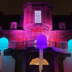 Devant la façade du « Musée des Arts décoratifs » ⓒ Photo : Murielle Lecocq