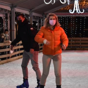 Souriante, sous le masque, l’Echevine Charlotte Deborsu expérimente la patinoire ⓒ Murielle Lecocq