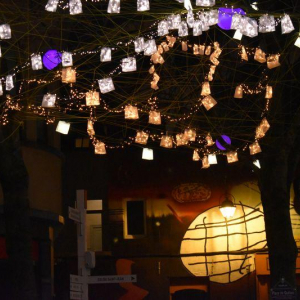 Près de l’église Saint-Loup, « Araneum », une araignée lumineuse ⓒ Alexandra Mine ⓒ Photo : Murielle Lecocq