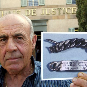 Jean-Claude Bianco et la gourmette de Saint-Exupéry © Anne-Christine Poujoulat / « AFP »