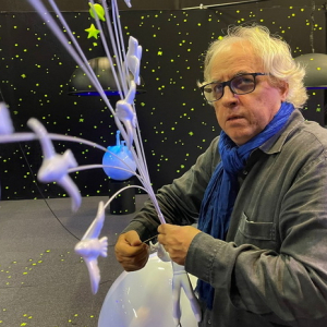 Le créateur français des sculptures fluoressantes du « Petit Prince » © Arnaud Nazara-Aga