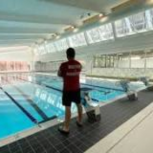 Un maître-nageur dans l'attente des nageuses & nageurs © Ilaria Bembo/« L'Avenir »