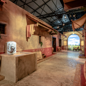 Statue-fontaine de Priape & vue extérieure, au loin © « Tempora »