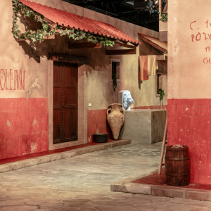 Au loin, la statue-fontaine de Priape © « Tempora »