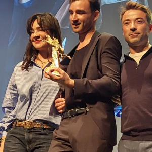 Le 22 févier 2025, avec leur « Bayard d’Or », à Namur, Myriem Akheddiou, Arnaud Dufeys & un producteur © Ph. : Pierre Germay