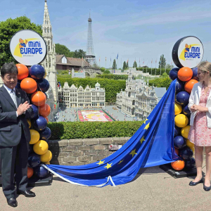 L'inauguration à Laeken, par l'Ambassadeur, Takeshi Osuga, & Vinciane Meeus, la directrice de © « Mini-Europe » © Ph. : Fabien Sebo