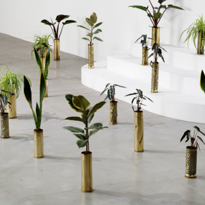 Sans titre (douilles d’obus et plantes tropicales)/2016-2020 © Sammy Baloji © Ph : Aurélien Mole
