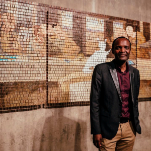 « Table de Fraternité » & l'artiste-co-commissaire /2020 © Aimé Mpane