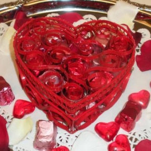 boite en fer "coeur" garnie de petits coeurs ou de pralines