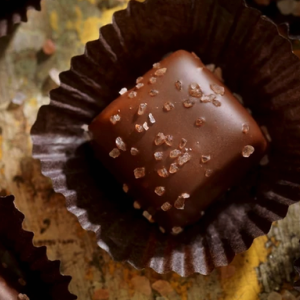 Bonbon de chocolat et flocons de sel rose de l'Himalaya