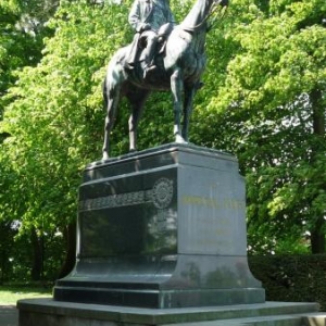 Cassel : Statue equestre du Marechal Foch. Il dirigea les combats depuis cette ville Cassel : Statue equestre du Marechal Foch. Il dirigea les combats depuis cette ville