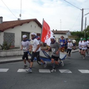 Un groupe et sa mascotte