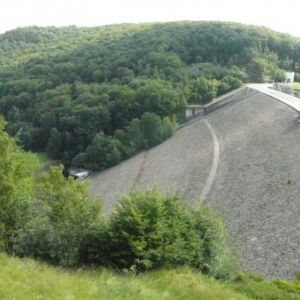 L'impressionnant mur de retenue du barrage