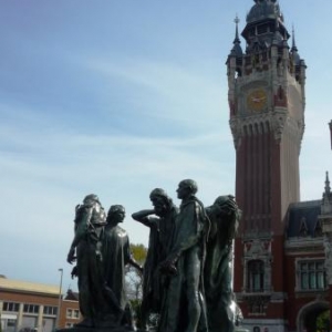 Calais : " Les Bourgeois de Calais" et le Beffroi en briques Calais : " Les Bourgeois de Calais" et le Beffroi en briques