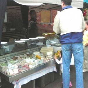 Produits de bouche proposes a la degustation et a l'achat